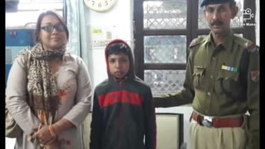 छपरा: ट्रेन में लावारिस हालत में मिले बच्चे को आरपीएफ ने एनजीओ को सौंपा, खुद को सारन निवासी बता रहा बालक #आरपीएफ #एनजीओ