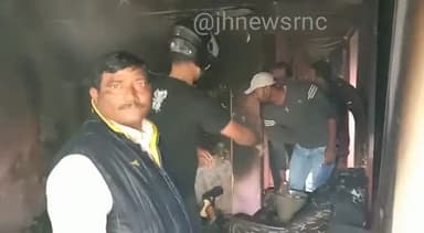 कांके: चुटिया थाना क्षेत्र के पावर हाउस रोड स्थित राजेश सिंह के मकान में शॉर्ट-सर्किट से लगी आग, लाखों का सामान जला #आग #हादसा