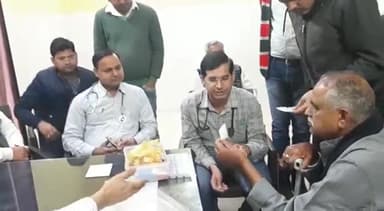 हिण्डौन: गुर्जर आरक्षण आंदोलन के मुखिया कर्नल बैंसला ने बेचैनी बढ़ने पर राजकीय अस्पताल में
डॉक्टरों से लिया परामर्श #कर्नल_बैंसला