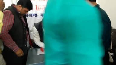 महुआ: महुआ में नियोजित शिक्षकों के समर्थन में उतरे पूर्व मंत्री शिवचंद्र राम कहा कि सरकार बनी तो हम देंगे समान काम का समान वेतन मान
#शिवचंद्र राम
