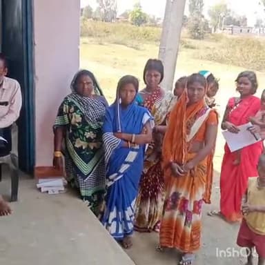 मयूरहंड: भुइयांडीह में बच्चों के स्कॉलरशिप के लिए आधार फॉर्म भरवा रहे अभिभावक, खाता खोलने के लिए बैंक ने मांगा आधार #स्कॉलरशिप