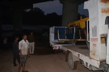 हुज़ूर: रीवा शहर के बीहड़ नदी में गाड़ी बहने से मची अफरा-तफरी पुलिस व स्थानीय लोगों की मदद से मैजिक वाहन को निकाला पानी से बाहर। #गाड़ी #बहनेसे #मची #अफरा-
