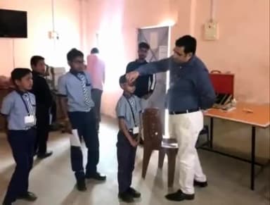 गढ़वा: गढ़वा सदर प्रखंड के कुंडी गांव के स्कूल में शिशिर सुमित्रा मेमोरियल ट्रस्ट की ओर से नेत्र जांच शिविर का आयोजन।#नेत्र#शिविर