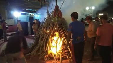 राहतगढ़: सूर्या गणेश मंडल ने जलाई ईको फ्रेंडली होली,,होलिका दहन में कंडे,घी,कपूर,और इलायची का हुआ इस्तेमाल#ईको फ्रेंडली होली