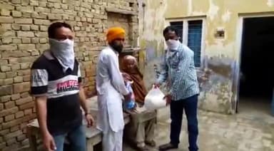 करणपुर: केसरीसिंहपुर के वार्ड पांच के पार्षद व कमेटी सदस्यों ने क्षेत्र के 15 गरीब और असहाय परिवारों दिया राशन #वार्ड_पार्षद
