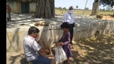 गिद्धौर: सलगा में शिक्षकों ने स्कूली बच्चों के बीच किया मध्याह्न भोजन के चावल का वितरण #मिड_डे_मील