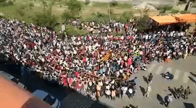 दिल्ली - यूपी बार्डर पर फंसे दिहाड़ी मजदूर एवं अन्य लोगों को देखकर दु:खी हूं...
कृपया इनकी मदद करें... #HelpThem