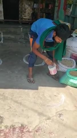 मोरवा: लोगो को कोरोना के खिलाफ सामाजिक दूरी में रहने के लिए जागरूक करते युवा राजद नेता उदेश कुमार यादव ।
#मोरवा विधानसभा