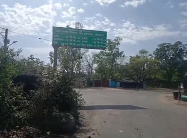 कोडरमा: झारखंड बिहार बॉर्डर पर कोडरमा पुलिस का सख्त पहरा, अनुमति प्राप्त व आवश्यक सेवाओं के वाहनों पर रोक नहीं #लाॅक_डाउन