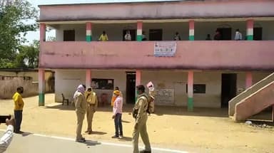 खरौंधी: अनुमंडल पुलिस पदाधिकारी अजित कुमार ने खरौंधी के क्वारंटाइन सेंटर का किया निरीक्षण #क्वारंटाइन_सेंटर