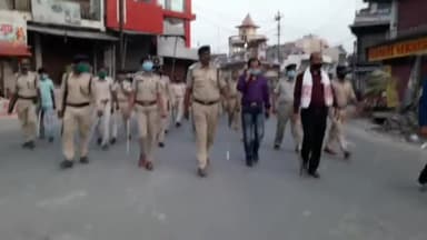 महुआ: महुआ में पुलिस ने लॉकडाउन को सफल बनाने के लिए निकाला फ्लैग मार्च, लोगों से घर पर रहने की करी अपील #फ्लैगमार्च