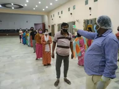 जामताड़ा: जामताड़ा में क्वॉरेंटाइन केंद्र में रह रहे लोगों की डॉक्टरों ने की स्वास्थ्य जांच #क्वारंटीन #स्वास्थ्य_जांच