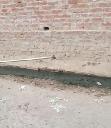 फरीदपुर: तहसील फरीदपुर के ग्राम ढकनी रजपुरी में sanitize करते हुए कर्मचारी।।#stayathome_saveindia