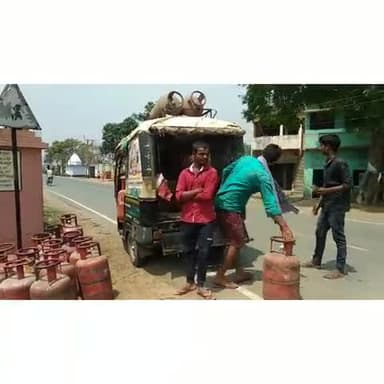 पथरगामा: सोनार चक में टेकरीवाल गैस एजेंसी ने प्रधानमंत्री उज्ज्वला योजना के लाभुकों को की गैस की होम डिलीवरी #उज्जवला_योजना