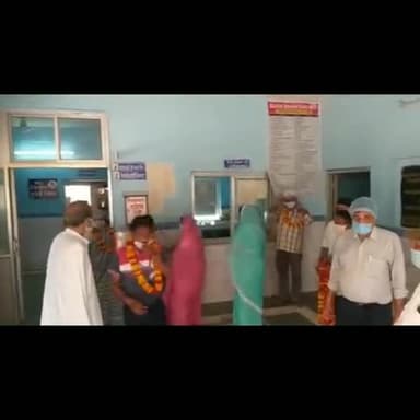 गुना: जिला अस्पताल में महिलाओं और RSS के पदाधिकारियों द्वारा किया गया डॉक्टर, नर्स व सफाईकर्मियों का सम्मान #कोरोना_वारियर्स