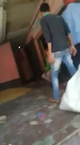 रसड़ा: #परसिया न-2 में लड़कों से पूछा गया कि 1 यूनिट में कितने किलो मिलता है तो कोटेदार द्वारा यह कह रही है कि 4kg ही देति हु ।