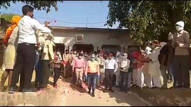 करहल: गांव तरौलिया में एआरटीओ, एसडीएम व थाना प्रभारी पर ग्रामीणों ने की पुष्प वर्षा #arto #adm