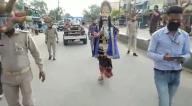 बेहट: फ़तेहपुर पुलिस ने यमराज और कोरोना के वेश में बताया लॉक डाउन के पालन का महत्व #लॉकडाउन #यूपीपुलिस