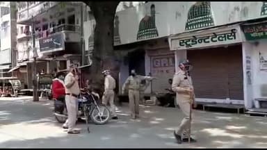 मिर्ज़ापुर: जुमे की नमाज को लेकर नगर में कड़ी की गई सुरक्षा व्यवस्था, सोशल डिस्टेंसिंग का रखा गया ध्यान #जुमा #पुलिस
