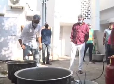 संपतचक: पटना में 'लालू की रसोई' में तेज प्रताप यादव ने खुद से ज़रूरतमदों में बांटने के लिए बनाई चिकन बिरयानी #तेज_प्रताप_यादव
