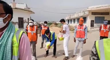 कोरोना संक्रमण के दौरान सफाई कर्मचारियों को राशन वितरण किया।
#abvp_mehgaon_bhind #aswani_tyagi
