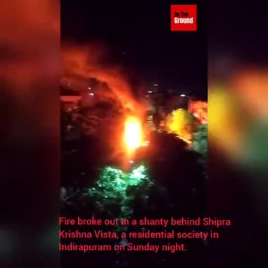 गाज़ियाबाद: Shanty gutted in fire behind Shipra Krishna Vista in Indirapuram #firebreakout #ghaziabad @ghaziabad296