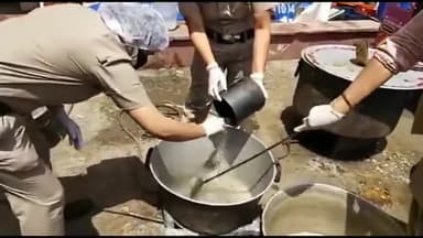 नजफगढ़: कोरोना से लड़ने के लिए नजफगढ़ थाने की महिला पुलिसकर्मी सभी को पिला रही काढ़ा #काढ़ा #पुलिस