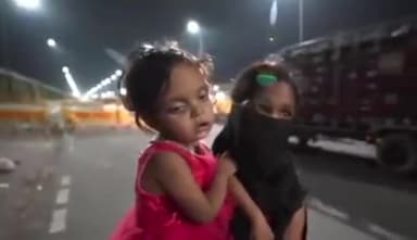 अंधकार घना है,हिम्मत रखिए-हम इन सभी की सुरक्षा में खड़े हैं। सरकार तक इनकी चीखें पहुँचा के रहेंगे! 
#congressformigrants