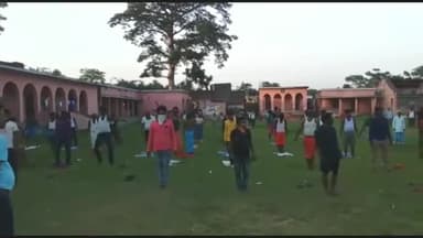 चिरैया: घोड़ासहन एवं चिरैया में बने क्वारंटाइन सेंटर में रह रहे लोगों को कराया जा रहा योग #योग #क्वारंटाइन_सेंटर