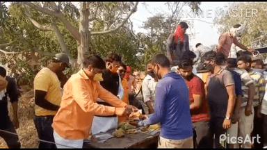 उरई: प्रवासियों का दर्द बॉटने निकली युवा टोली #ओंकार ठाकुर( विक्की भईया ) के नेतृत्व में हाईवे एट टोल प्लाज़ा पिंडारी मोड़ पर हज़ारों प्रवासियों को कराया भोजन