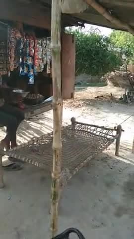 रसड़ा: #corona_lockdown सोसल डिस्टेंस का पूरे तरीका से पालन करते हुए रसड़ा के एक कामसिपुर गाव