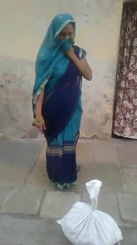 इंदौर: #वायरल_विडीयो वाले वार्ड क्र.5 के #ठाकुर_दीपनयन_सिंह(मोंन्टु ठाकुर) ने सहयोग से स्वयम के लीए आया राशन जरूरतमंद को दिया..