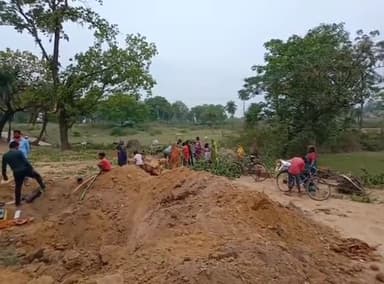 कोडरमा: फोरलेन निर्माण कार्य में कट रहे पेड़ों को लाॅकडाउन का उल्लंघन कर लूटने में लगे लोग #लाॅक_डाउन