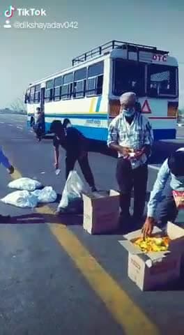 तिर्वा: आगरा लखनऊ एक्सप्रेस के #तिर्वा# कट पर बिस्कुट पानी वितरत करते हुये धनंजय यादव