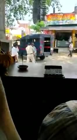 इंसानियत भी होती है साहेब इतनी बेरहमी से पीटना भी ठीक नहीं...
घटना: छिंदवाड़ा जिले के पिपला थाना क्षेत्र की।
#vikasa2y