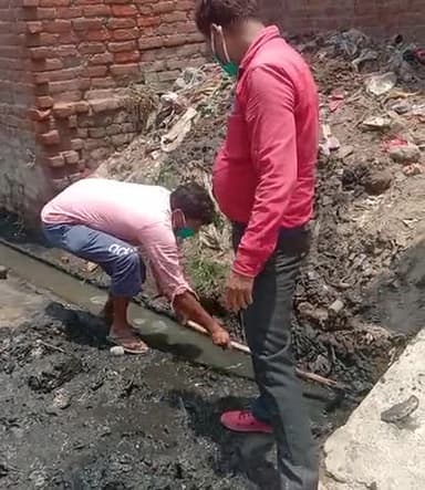 पीलीभीत: goutam bhai dinesh bhai or dhrmendar bhai ke team pakriya nogme me ki nalio ki safai #safaikarmi #pilibhit