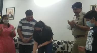 जयपुर: गश्त के दौरान युवती के जन्मदिन की जानकारी मिलने पर घर पहुंचे एसीपी पुष्पेंद्र सिंह राठौड़, केक कटवाकर दी बधाई #एसीपी