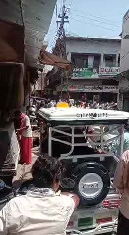 मथुरा: नगर वृंदावन में जमकर उड़ी सोशल डिस्टेंसिंग की धज्जियां लोग देखें बेफिक्र I
#socialdistanacing