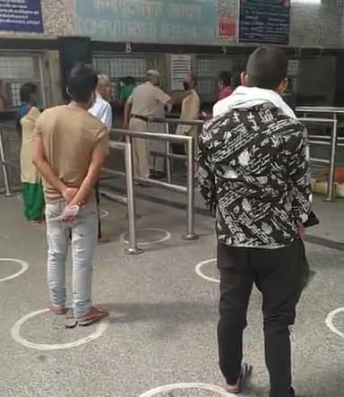 पानीपत: #logon ki vajah se log ticket karane Aaye cancel Panipat station per@