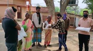 गोला: रामगढ़ विधानसभा क्षेत्र के गोला पंचायत मैं #समाज #सेवी #सुनिता_चौधरी सौजन्य से गरीबों के बीच बांटा आजसू आहार*
समाज सेव