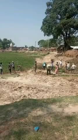 तुलसीपुर: ब्लाक पचपेड़वा के ग्राम हड़खड़ी में बाहर से लौटे प्रवासी उठा रहें हैं नरेगा से लाभ
#कोरना_वायरस #लॉकडाउन