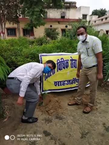 शाहजहांपुर: विश्व पर्यावरण दिवस पर प्रभारी जनपद न्यायाधीश ने कचहरी परिसर में किया पौधरोपण #न्यायाधीश #पर्यावरण_दिवस