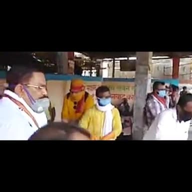 धनबाद/केंदुआडीह: रणधीर वर्मा चौक के पास भारतीय एकता शेर सेना द्वारा जरूरतमंद लोगों को किया जा रहा भोजन का वितरण #भोजन_वितरण