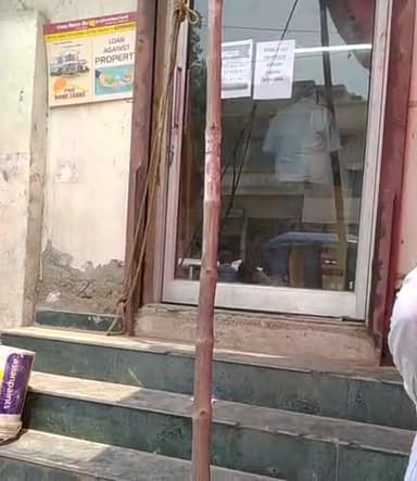 करपी: #lockdown_time  me lockdown mein Punjab national Bank Assam road ke social distance mein bilkul najar Nahin aate hue lo