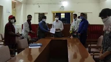 देवास: जिले के कलाकारों ने अपनी समस्याओं को लेकर मुख्यमंत्री के नाम जिलाधीश को सौंपा ज्ञापन #जिलाधीश