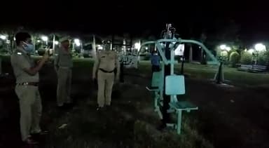 हुज़ूर: दिल्ली के एक पार्क में लगातार दो घंटे मशीन अपने आप चलती रही।ऐसा कहा जा रहा है कि भूत जिम कर रहा है#दिल्ली#भूत#२०२०