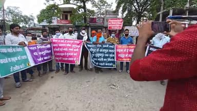 हाजीपुर: हाजीपुर विधानसभा के प्रत्याशी डॉक्टर अजीत कुमार सिंह और उनकी टीम पासवान चौक के सड़क का जायजा लिया#बॉलीवुड #Gaurav Jeet