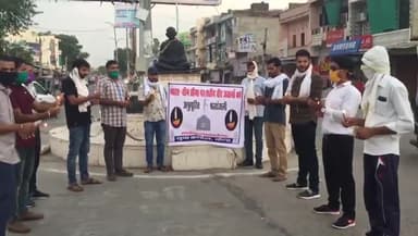 दौसा युवा कांग्रेस के साथियों के साथ भारत-चीन पर शहीद हुए वीर जवानों को श्रद्धांजलि अर्पित की।
#WeSupportIndianArmy