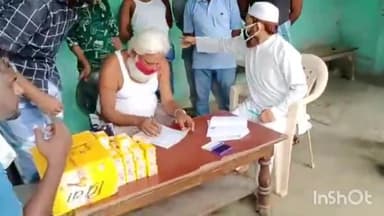नावकोठी: नावकोठी के हसनपुर बागर में उपमुखिया ने मास्क एवं साबुन का किया वितरण #कोरोना_वायरस #उपमुखिया