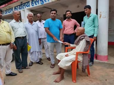 हसपुरा: हसपुरा अंचल कार्यालय में वज्रपात से मारे गए लोगों के परिजनों को आपदा राहत कोष से अंचल अधिकारी ने दिया चेक #अंचल_अधिकारी